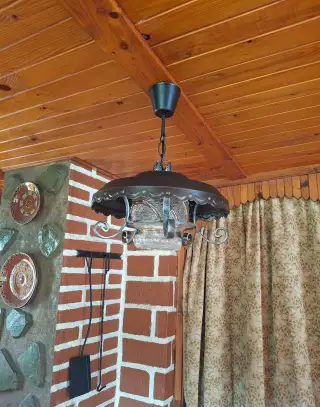 Kovový lustr