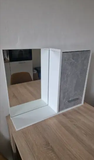 Skříňka se zrcadlem