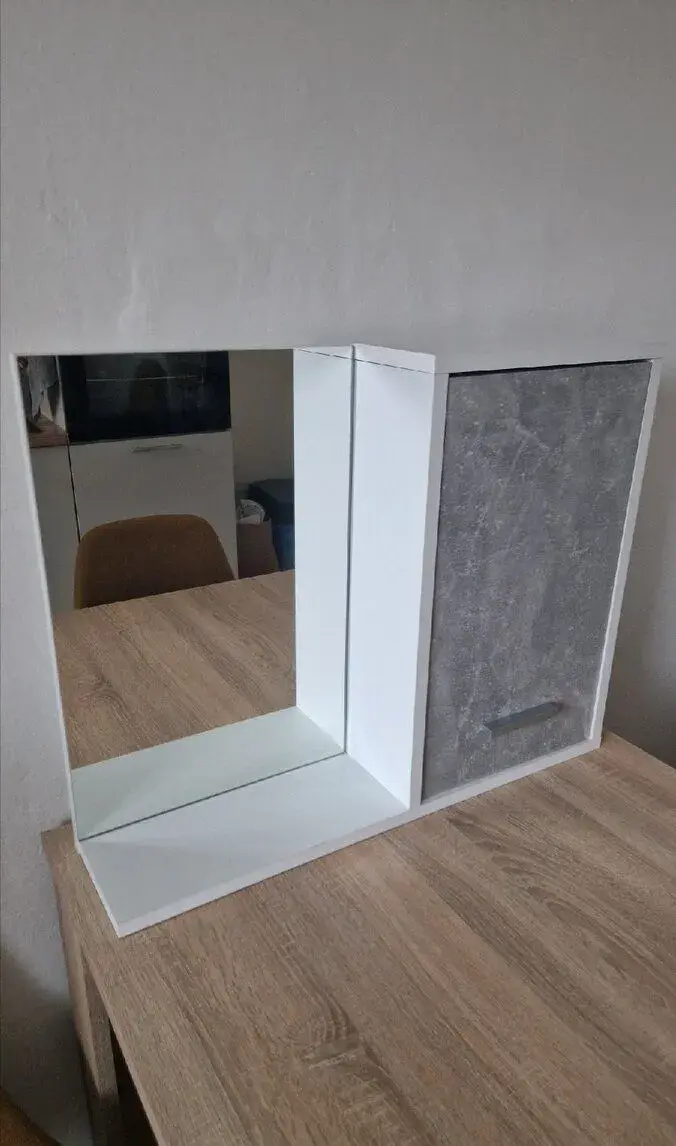 Skříňka se zrcadlem