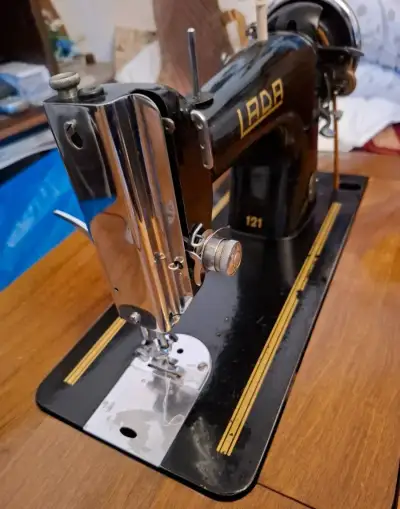 Skříňový šicí stroj LADA 121