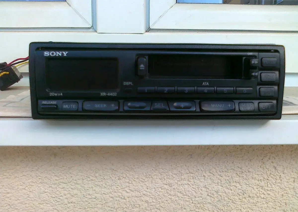 Autorádio SONY--.