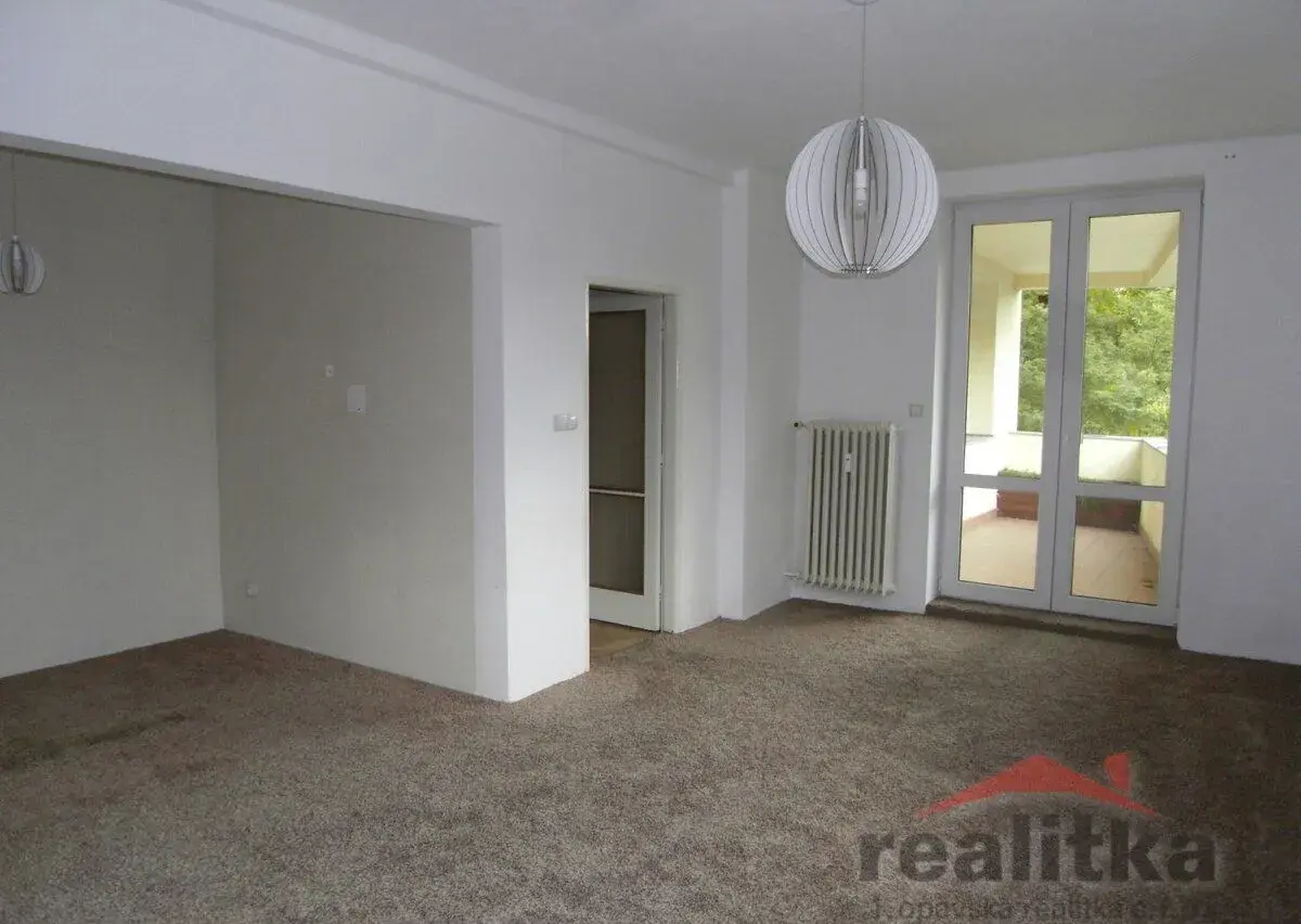 Pronájem velkého bytu 2+1, 80m2 s terasou, balkónem a parkov