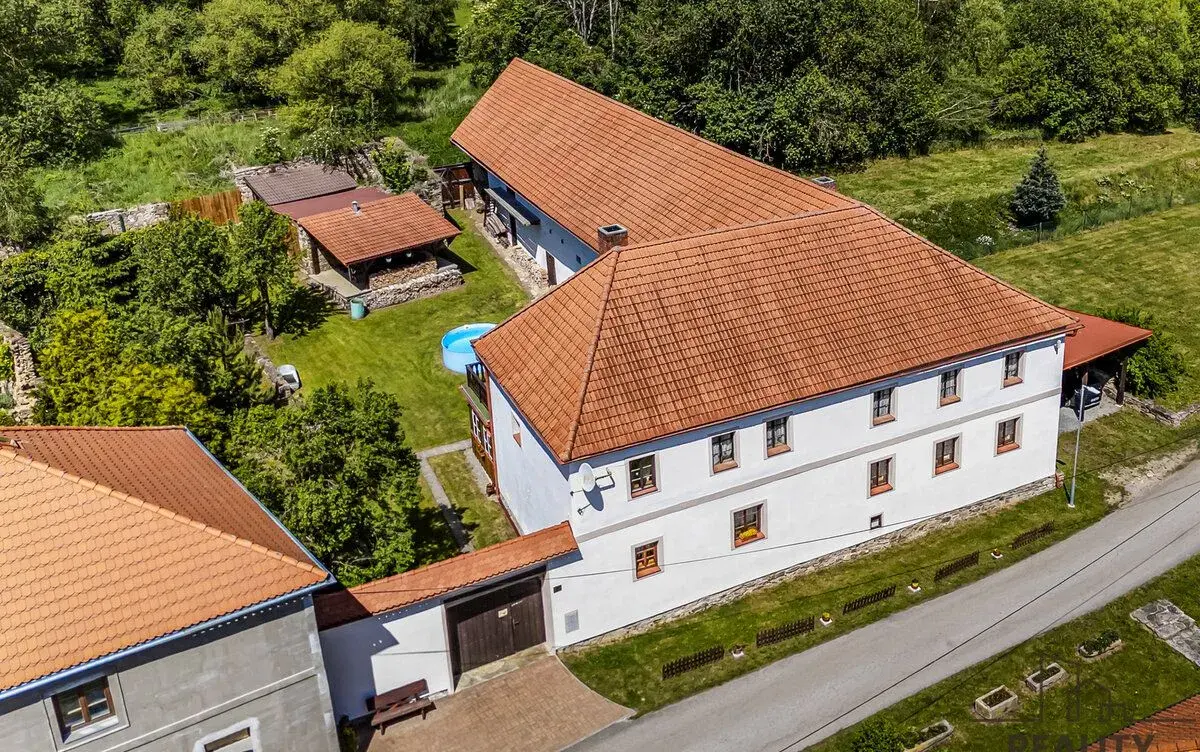 Kompletně vybavený statek s uzavřeným dvorem na klidném míst