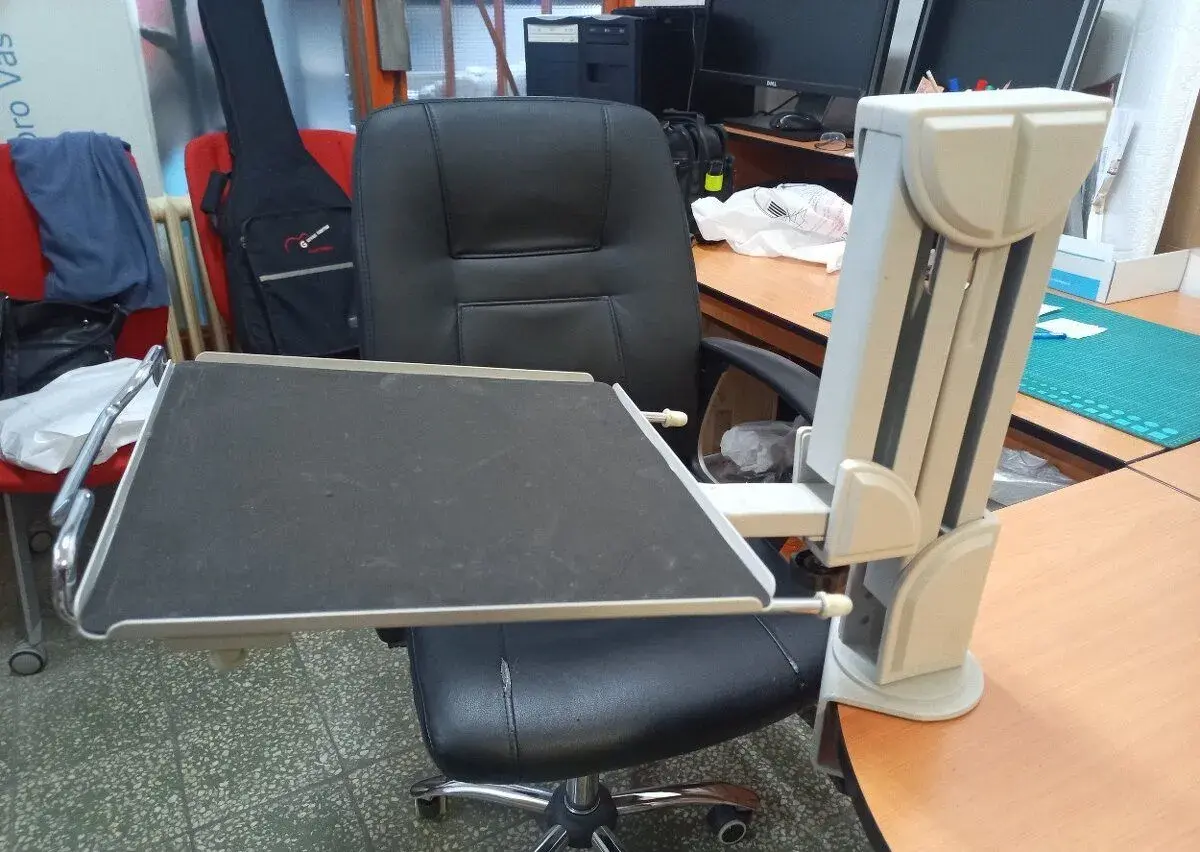 Nový otočný držák na monitor a klávesnici