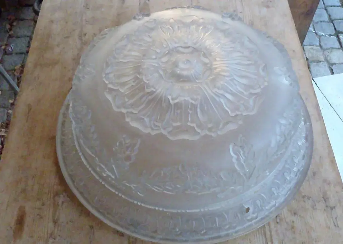 Stínidlo z lisovaného skla, hmotnost 10kg, průměr 50cm.