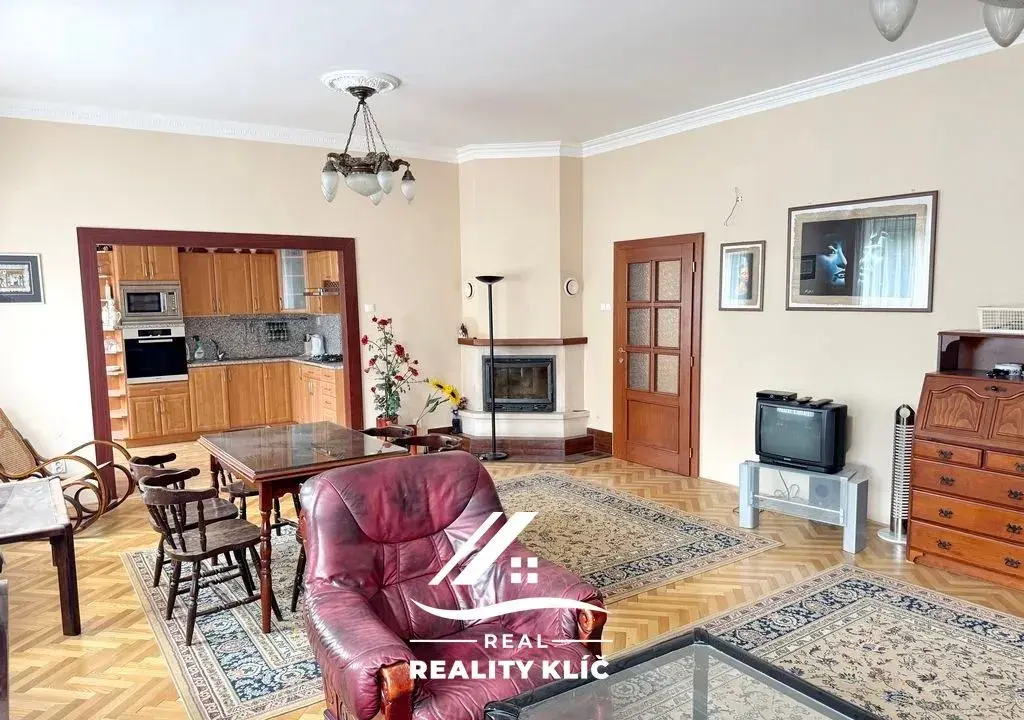 Pronájem prostorného bytu, s balkonem a krbem- 2+1, 102 m²
