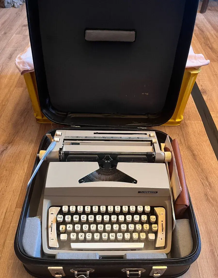Retro psací stroj CONSUL s originálním kufříkem