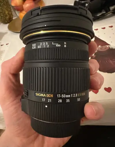 Sigma 17–50 mm f/2.8 EX DC HSM – světelný zoom (APS-C)