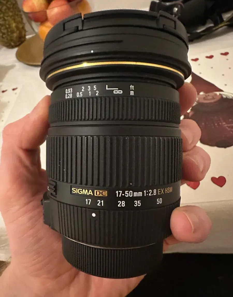 Sigma 17–50 mm f/2.8 EX DC HSM – světelný zoom (APS-C)
