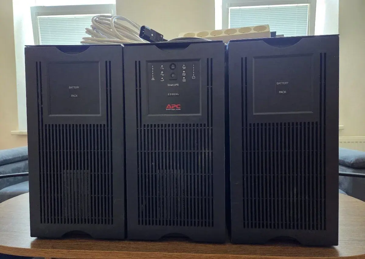 UPS APC Smart-UPS 2200XL + 2x battery pack