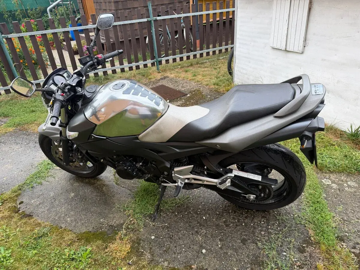 Suzuki gsr 600 iron edition