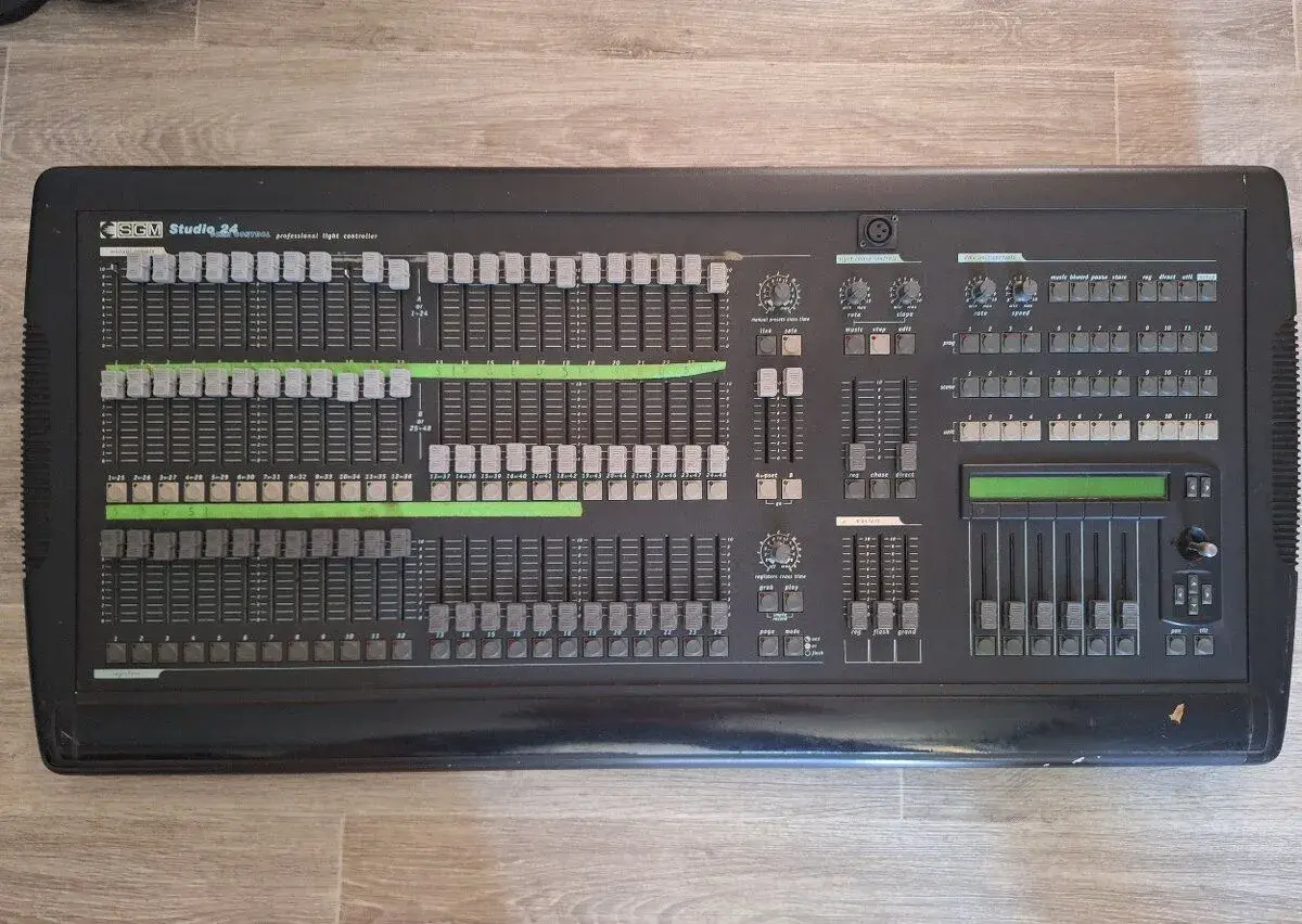 Profesionální DMX osvětlovací pult SGM Studio 24 Scan Contro