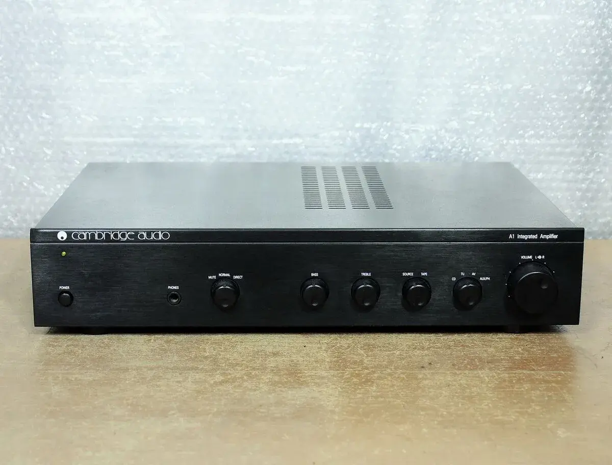 Zesilovač Cambridge Audio.