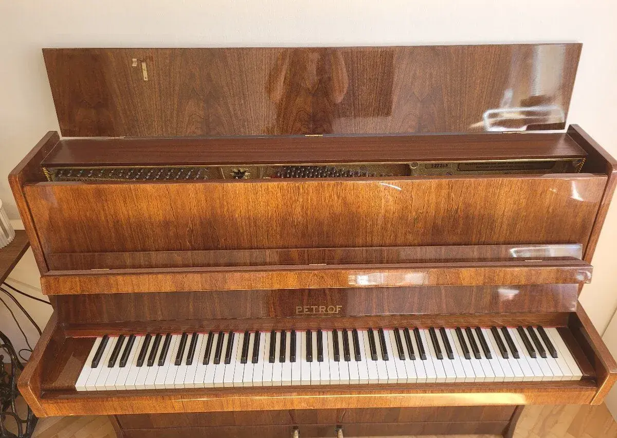 Pianino Petrof model 112