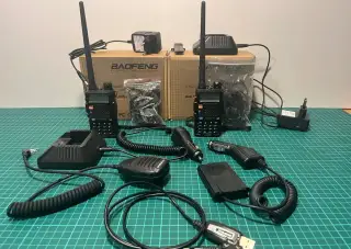 2 x Baofeng UV-5R s příslušenstvím