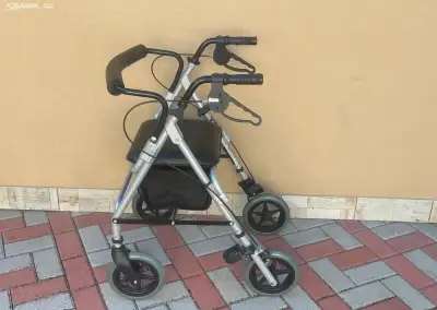 Odlehčené čtyřkolové chodítko pro seniory