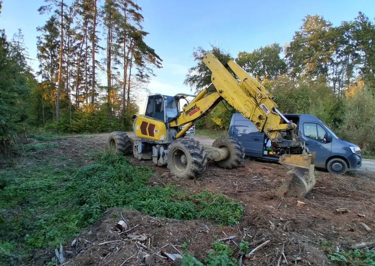 MENZI MUCK A111 – PO KOMPLETNÍ GO MOTORU