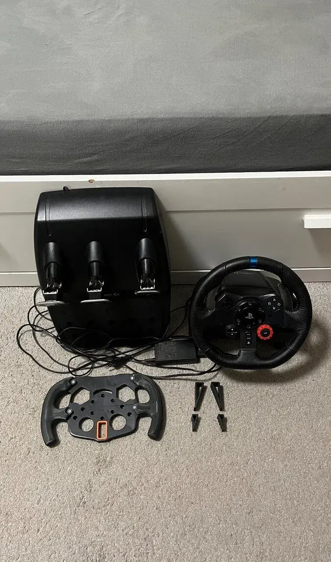 Logitech G29 (PC / PS3 / PS4 / PS5) + GT/Formula volant + př