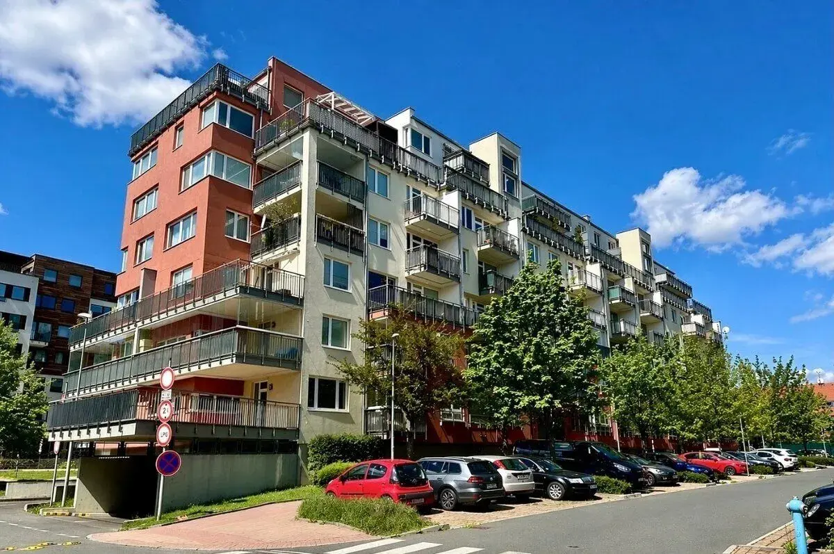 Prodej bytu 2+kk 55 m2, garážové stání, Praha - Střížkov