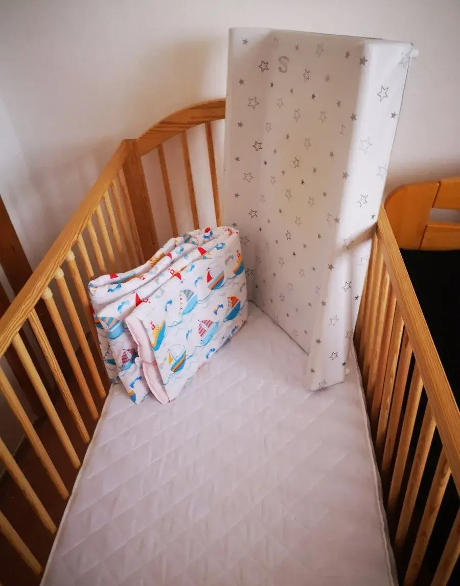 dětska postýlka + matrace + pult přebalovací
