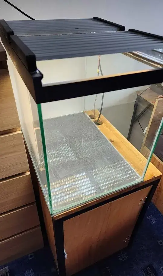 Akvarium 100l včetně skříňky a světla