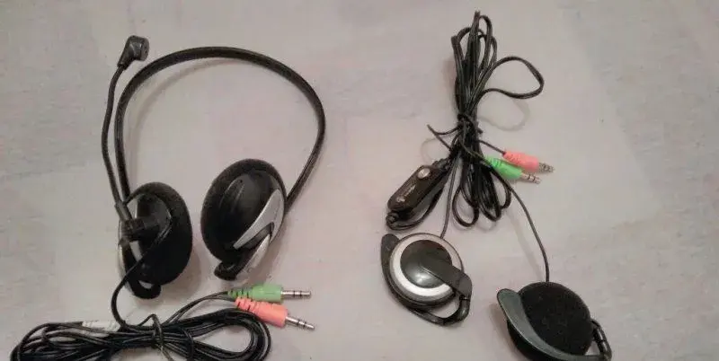 Sluchátka s mikrofonem na PC nebo na běhání