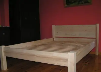 masivní dřevěná postel z borovicového dřeva