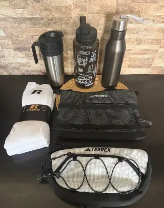 Věci od Adidas Terrex + termoska + termohrnek + sada ponožek