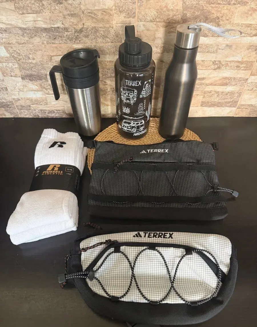 Věci od Adidas Terrex + termoska + termohrnek + sada ponožek