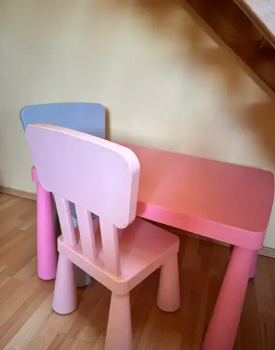 Dětský stolek se 3 židlemi