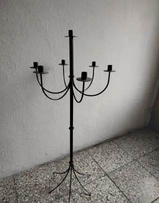 Černý kovový svícen