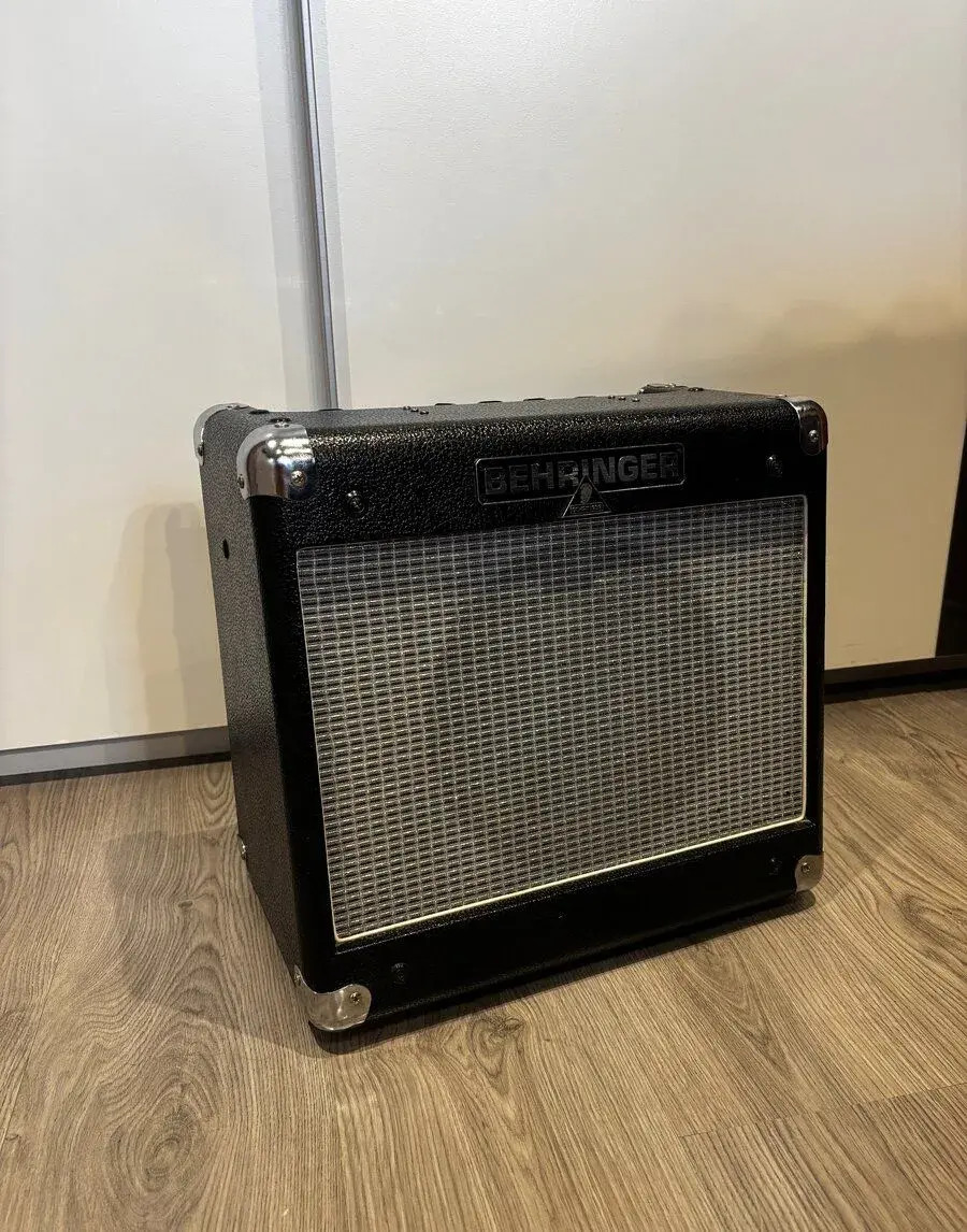 Elektrický kytarový lampový zesilovač BEHRINGER