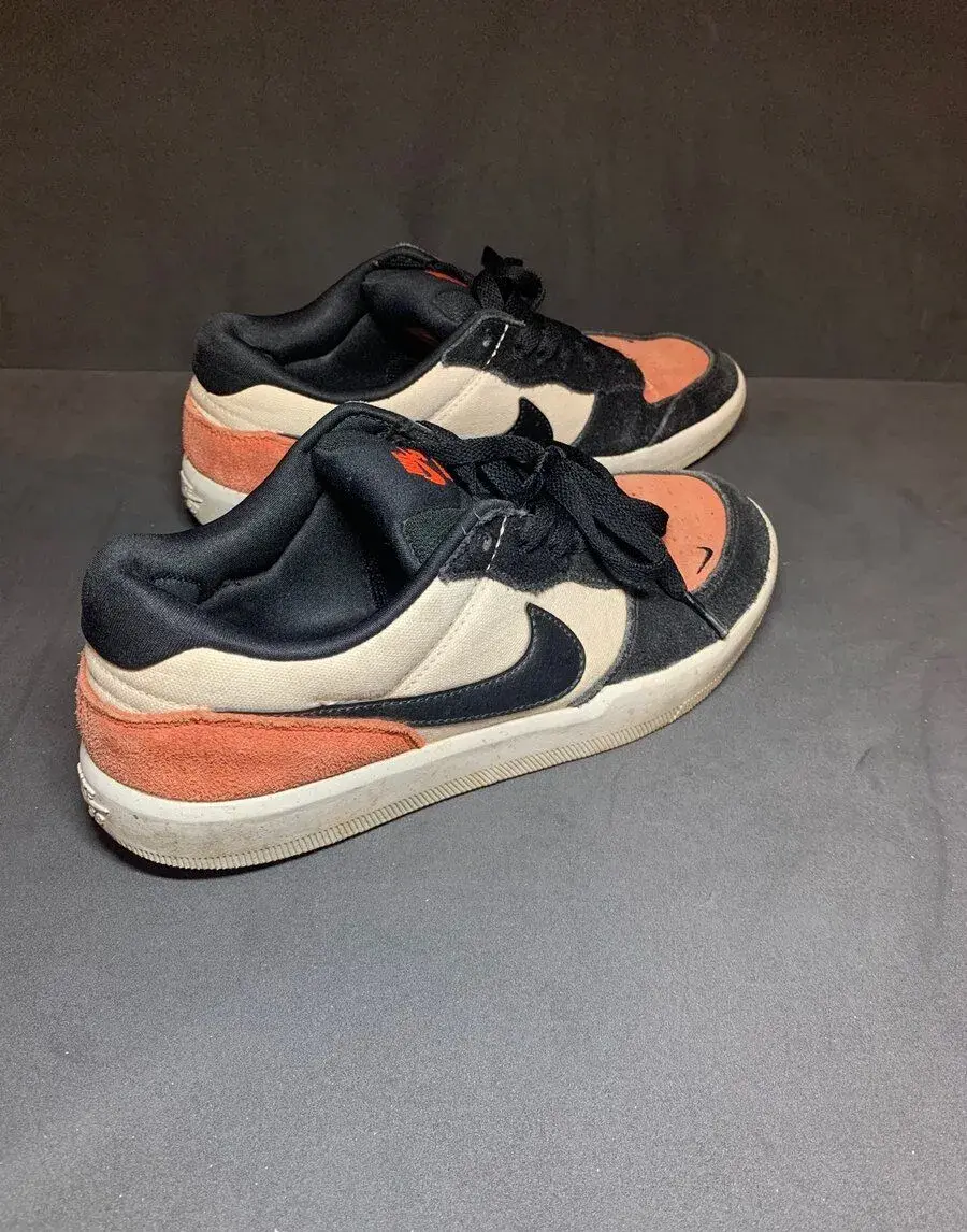Nike force 58 SB. Barva bílo černo oranžová.