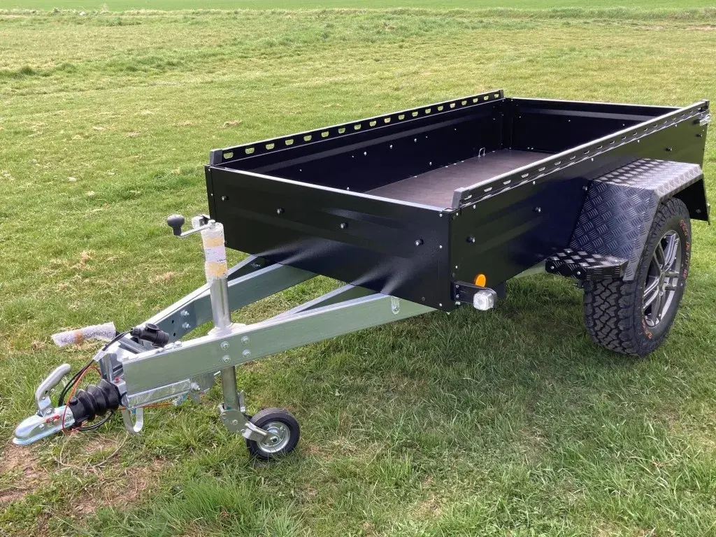 OFFROAD Přívěsný Vozík Valník 1300kg Blackout TPV/Böckmann