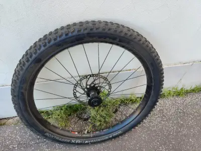 Zapletene přední kolo, bontrager 27,5 boost