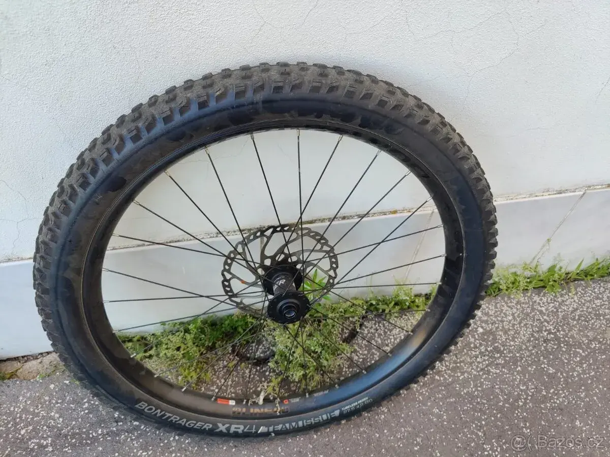 Zapletene přední kolo, bontrager 27,5 boost
