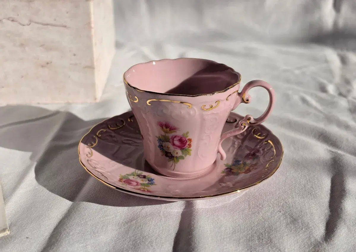 Leander 1946 růžový porcelán – šálek s podšálkem, 14K zlato,
