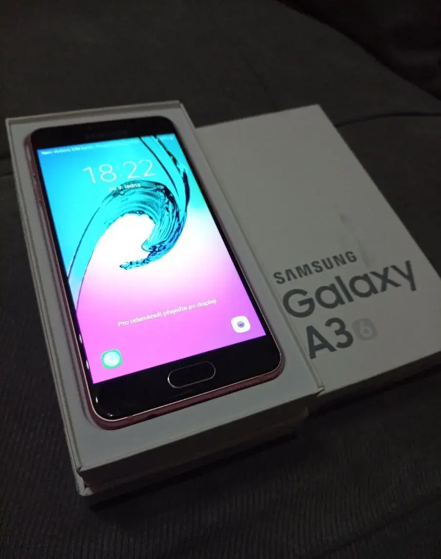 Samsung Galaxy A 3 krabička,USB kabel top stav