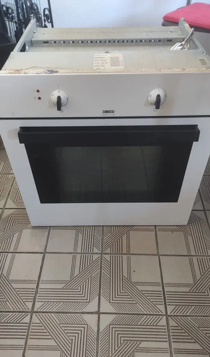ELEKTRICKÁ VESTAVNÁ TROUBA ZANUSSI ZOB 332W