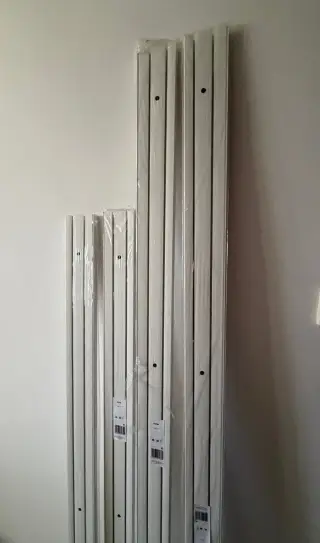 Bílé plastové garnýže (dvoudrážkové)