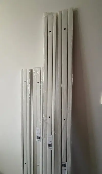 Bílé plastové garnýže (dvoudrážkové)