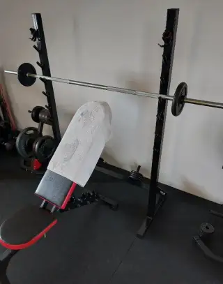 Multifunkční stojan na bench press a dřepy