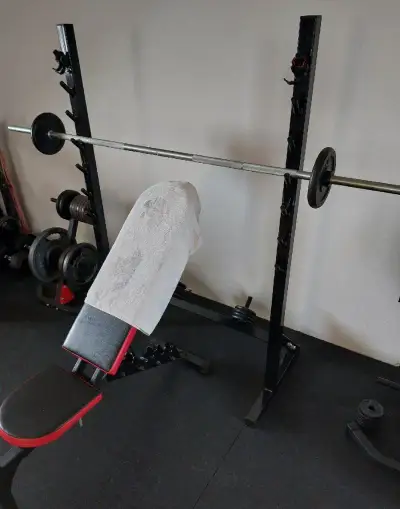 Multifunkční stojan na bench press a dřepy