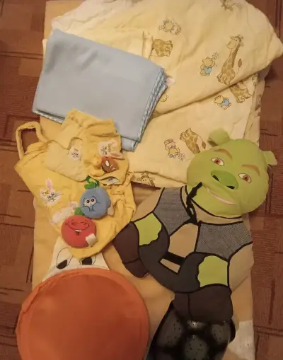 Obr balík věci pro dítě, do postýlky, hračky