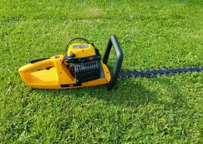 Benzínový plotostřih JCB + druhý na díly