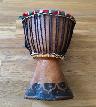 AFRICKÝ BUBEN (DJEMBE) PRŮMĚR 15 cm/VÝŠKA 22 cm