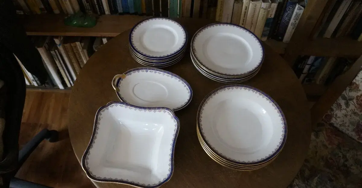 Porcelánovou jídelní soupravu.