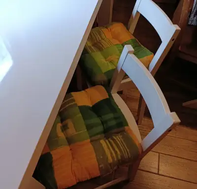 Barový stůl a dvě židle