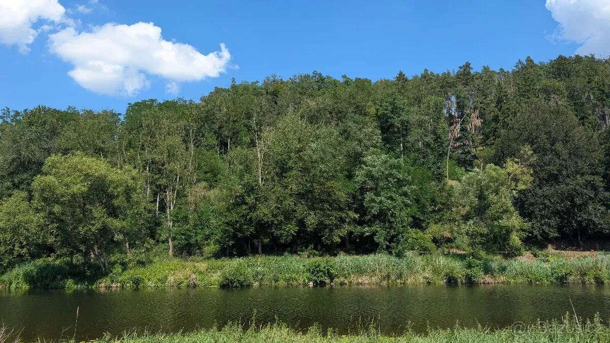 Pozemek na samotě u řeky