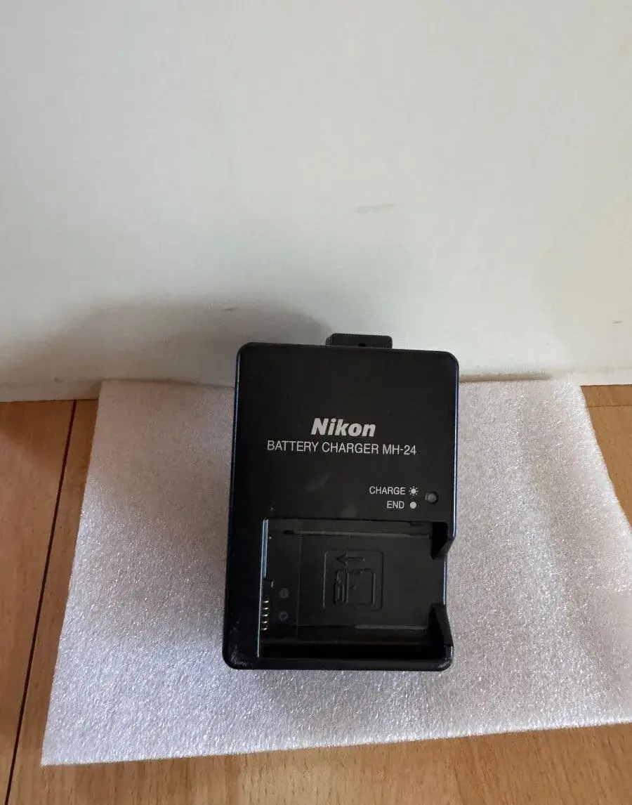 NIKON MH-24 Nabíječka